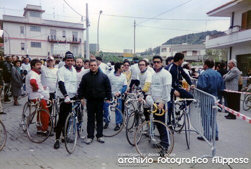 Gruppo-di-Filippesi-a-Pace-del-Mela-1989