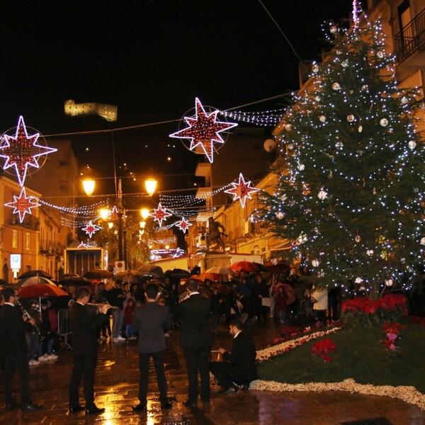 2018.12.12 S.Lucia del Mela piazza Milite Ignoto di sera